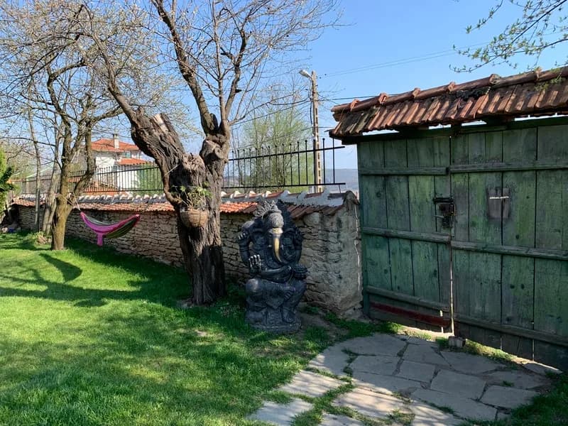 Градината с фигурата на Ганеша, хамака и каменната пътека