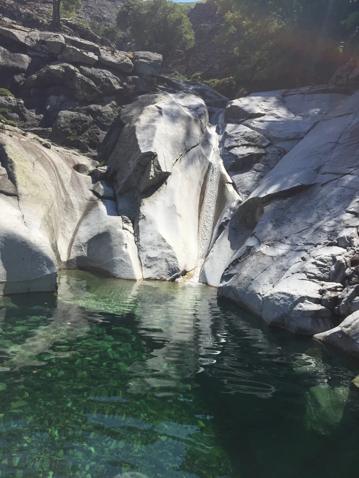 Бели скали над бистра вода